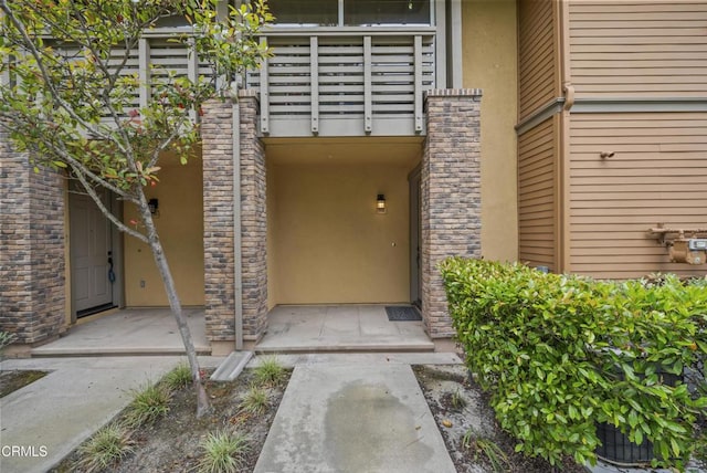 1542 Windshore Way, Oxnard, CA 93035 - entrance to property featuring a balcony and stucco siding