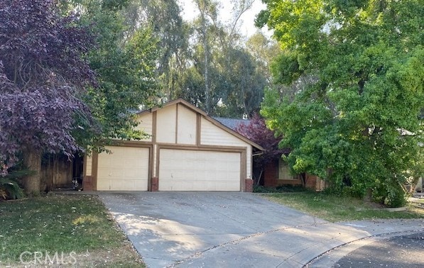 3427 Lago Ct, Merced, CA 95348 - view of front facade with driveway and an attached garage