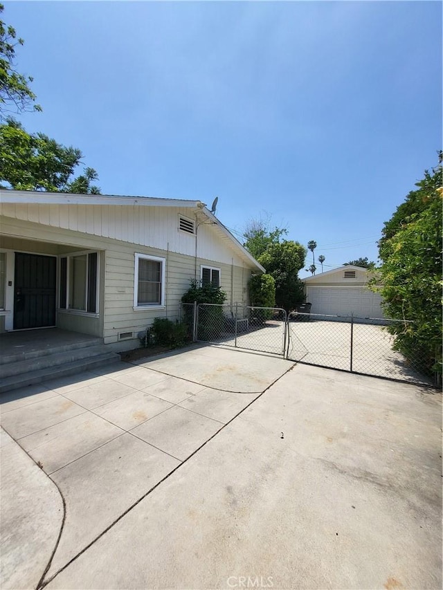 253 S Franklin St, Hemet, CA 92543 - back of house featuring a gate