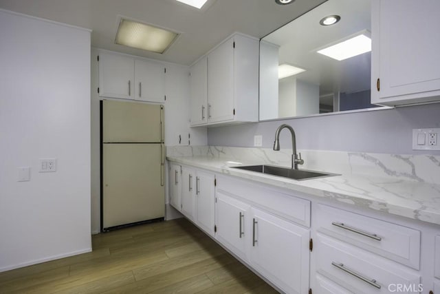 13881 Thunderbird Dr Unit M1-63E, Seal Beach, CA 90740 - kitchen with freestanding refrigerator, a sink, white cabinetry, light wood finished floors, and recessed lighting