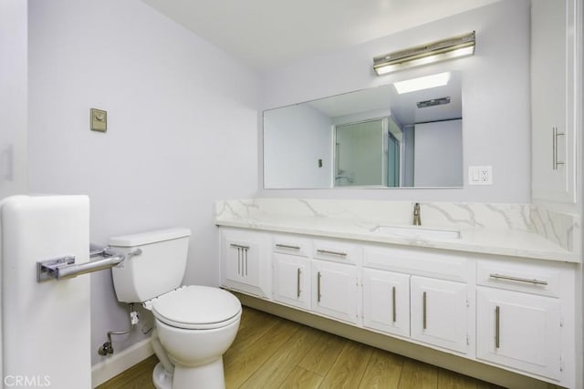 13881 Thunderbird Dr Unit M1-63E, Seal Beach, CA 90740 - bathroom with vanity, toilet, and wood finished floors