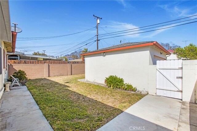 1401 N Linwood Ave, Santa Ana, CA 92701 - view of yard with a gate