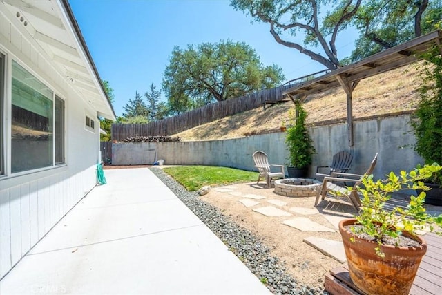 7560 Castano Ave, Atascadero, CA 93422 - fenced backyard with a fire pit and a patio