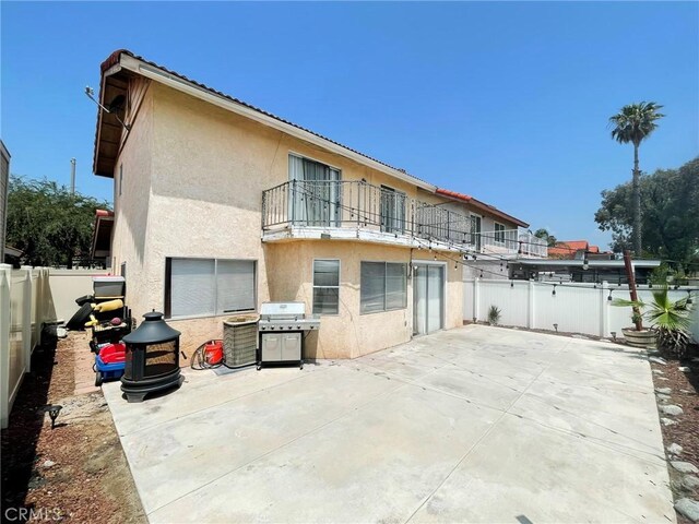 1186 Runaway Cir, Colton, CA 92324 - fenced backyard featuring a balcony, a patio, and a grill