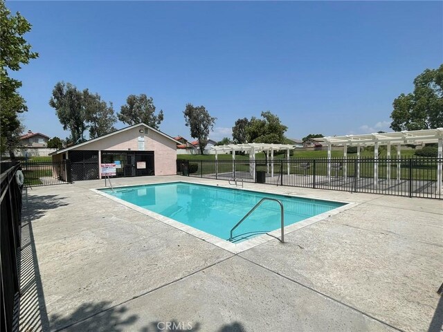 1186 Runaway Cir, Colton, CA 92324 - community pool with a pergola and a patio area