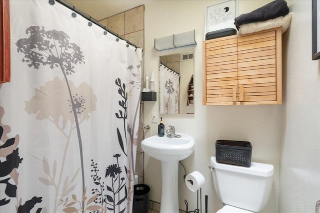 646 Downer Ave, El Cajon, CA 92020 - full bathroom with toilet and a shower with curtain
