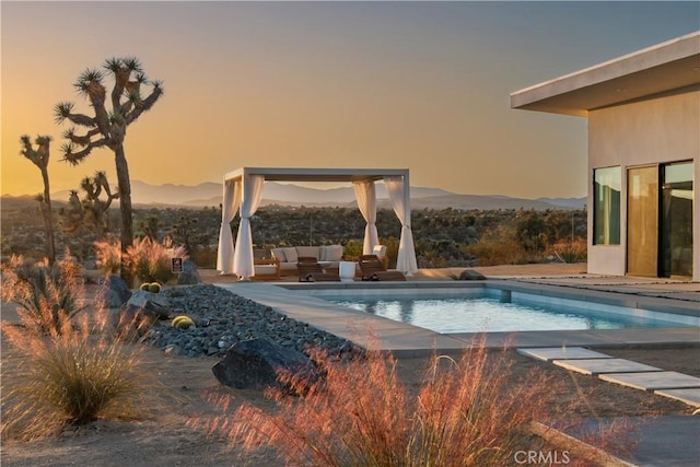 59425 Sun Mesa Rd, Yucca Valley, CA 92284 - swimming pool with outdoor lounge area, a mountain view, and a patio area