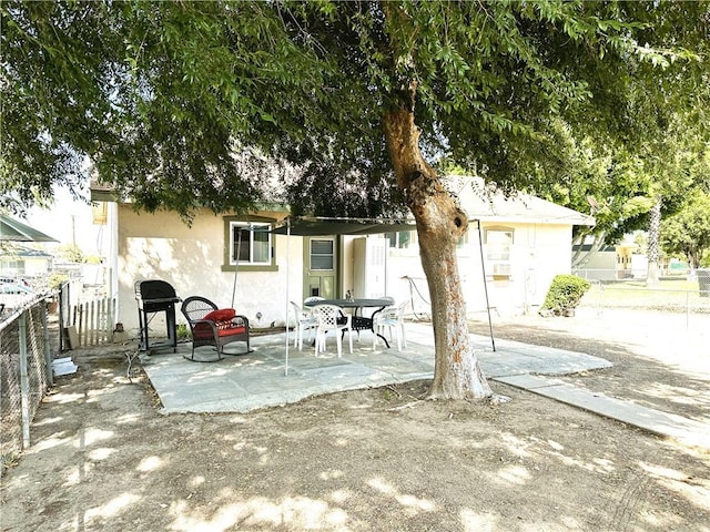 950 Cedar St, Corona, CA 92879 - view of patio with area for grilling and outdoor dining space