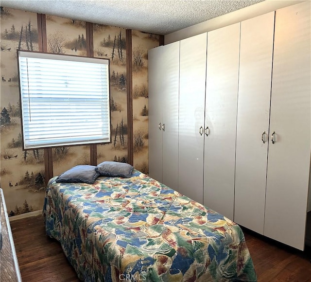 950 Cedar St, Corona, CA 92879 - bedroom with dark wood-style floors, wallpapered walls, and a textured ceiling