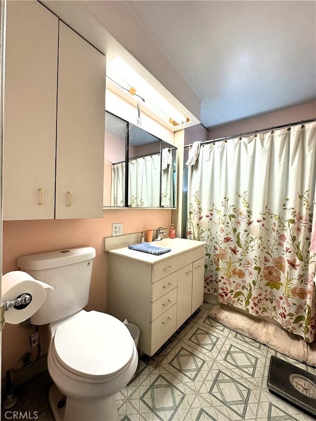 950 Cedar St, Corona, CA 92879 - full bath with toilet, vanity, and a shower with shower curtain