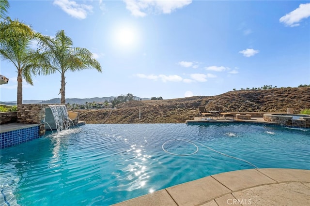 43845 Calle De Velardo, Temecula, CA 92592 - view of swimming pool featuring a pool with connected hot tub
