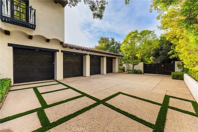 20 Cactus, Irvine, CA 92603 - garage featuring a gate