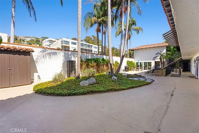 2175 S Coast Hwy Unit 16, Laguna Beach, CA 92651 - view of building exterior with stairway and a residential view