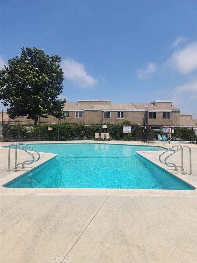 44516 La Paz Rd, Temecula, CA 92592 - community pool with a patio area