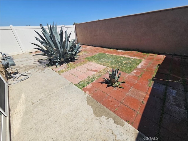 44516 La Paz Rd, Temecula, CA 92592 - fenced backyard with a patio area