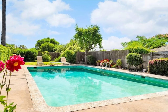 1539 Hammon Ave, Oroville, CA 95966 - view of swimming pool featuring a fenced backyard