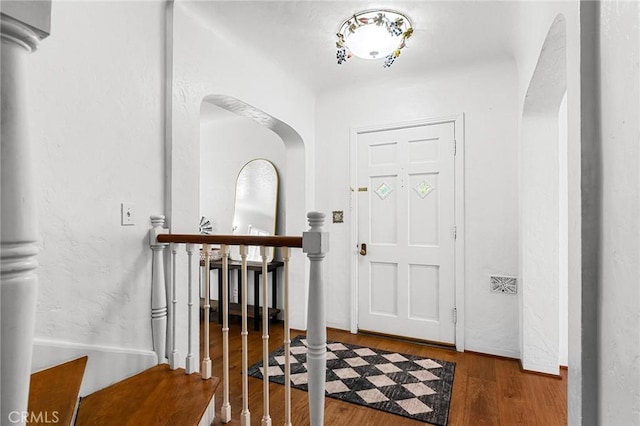 1539 Hammon Ave, Oroville, CA 95966 - foyer with arched walkways and wood finished floors