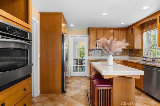 1539 Hammon Ave, Oroville, CA 95966 - kitchen featuring stainless steel appliances, a sink, light countertops, tasteful backsplash, and recessed lighting