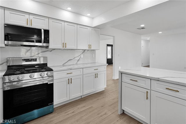 7495 Balsa Ave, Yucca Valley, CA 92284 - kitchen featuring stainless steel appliances, light wood-type flooring, white cabinetry, backsplash, and recessed lighting
