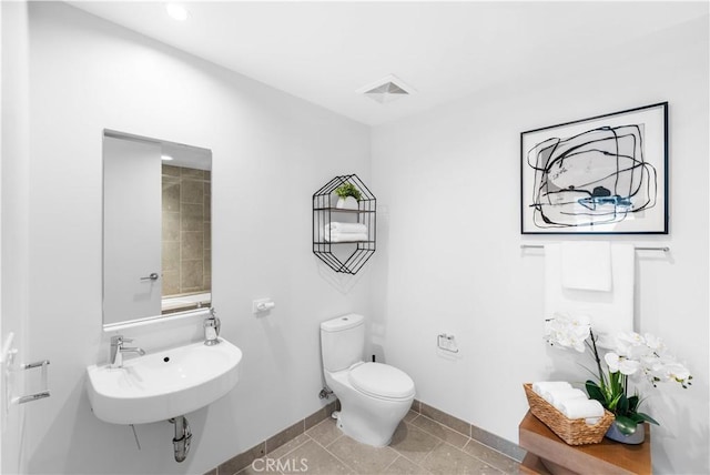 6250 Hollywood Blvd Unit 7G, Los Angeles, CA 90028 - bathroom featuring toilet, baseboards, a sink, recessed lighting, and tile patterned floors