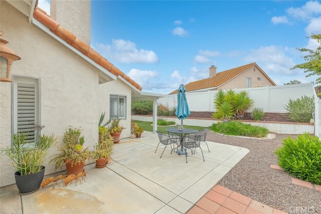 40280 Mimulus Way, Temecula, CA 92591 - fenced backyard with outdoor dining space and a patio