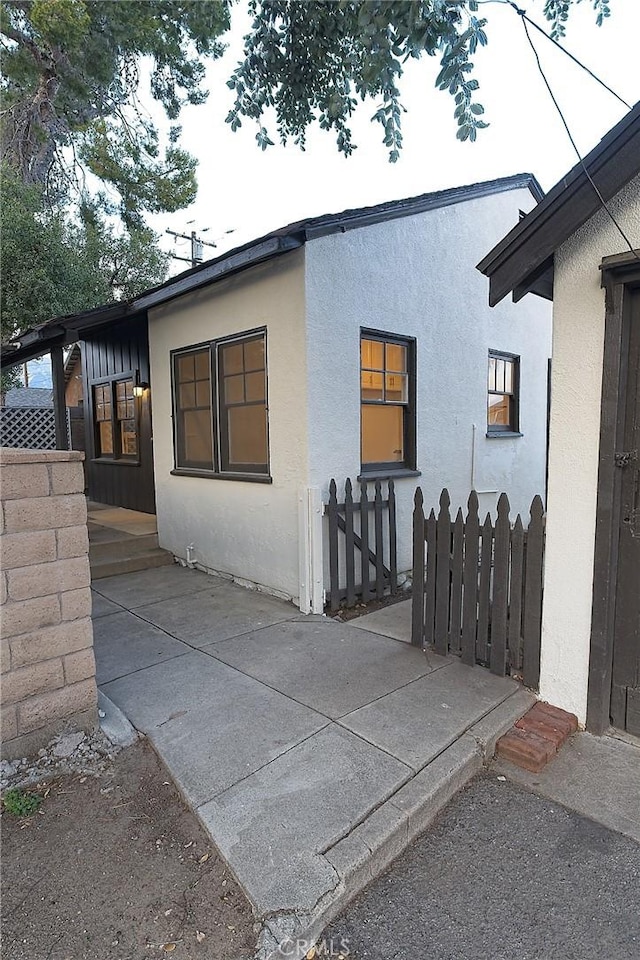 550 N 1st Ave, Upland, CA 91786 - view of front of property featuring stucco siding and a patio area