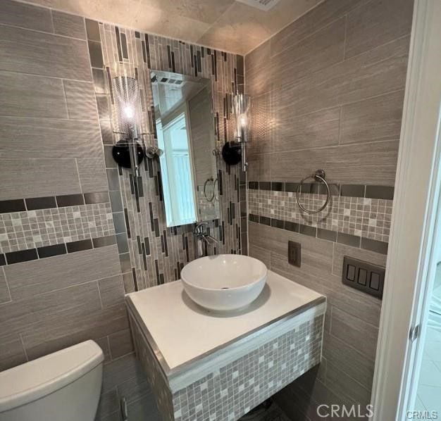 1553 Spyglass, Palm Springs, CA 92264 - bathroom with tile walls, toilet, and vanity