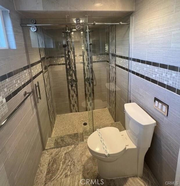 1553 Spyglass, Palm Springs, CA 92264 - full bathroom with toilet, a shower stall, and tile walls