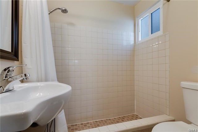 6171 Cleon Ave, North Hollywood, CA 91606 - bathroom with a sink and tiled shower