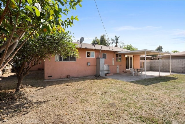 3825 Lofton Pl, Riverside, CA 92501 - back of property with a patio, stucco siding, and crawl space