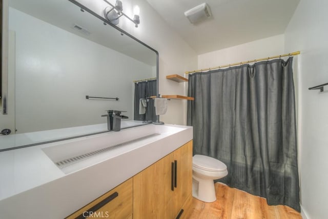 1043 Meadowview Ct, Corona, CA 92878 - full bath featuring vanity, wood finished floors, and curtained shower