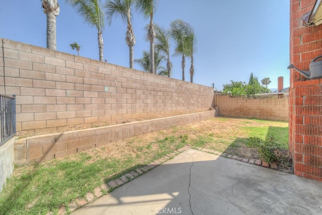 1043 Meadowview Ct, Corona, CA 92878 - fenced backyard with a patio