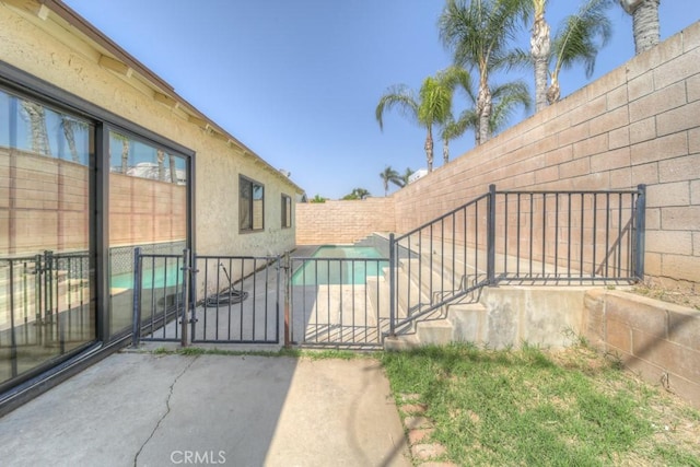 1043 Meadowview Ct, Corona, CA 92878 - fenced backyard featuring a patio area