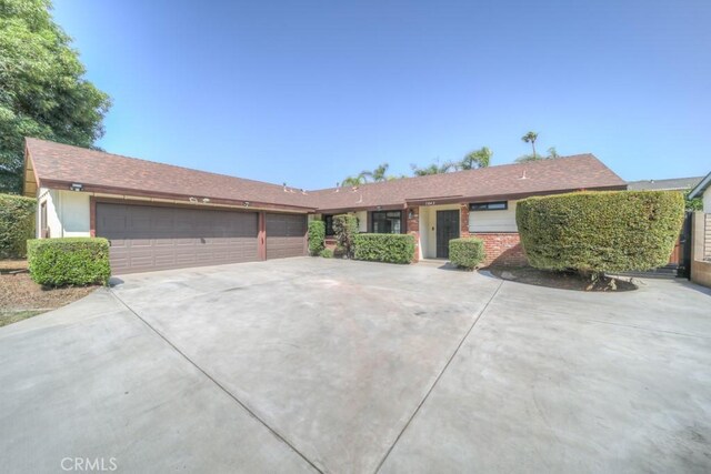 1043 Meadowview Ct, Corona, CA 92878 - single story home featuring a garage and driveway