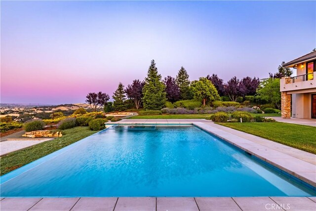 2340 Battering Rock Rd, Templeton, CA 93465 - pool at dusk with a yard and an infinity pool