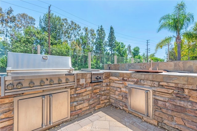 8180 E Brookdale Ln, Anaheim Hills, CA 92807 - view of patio with a sink