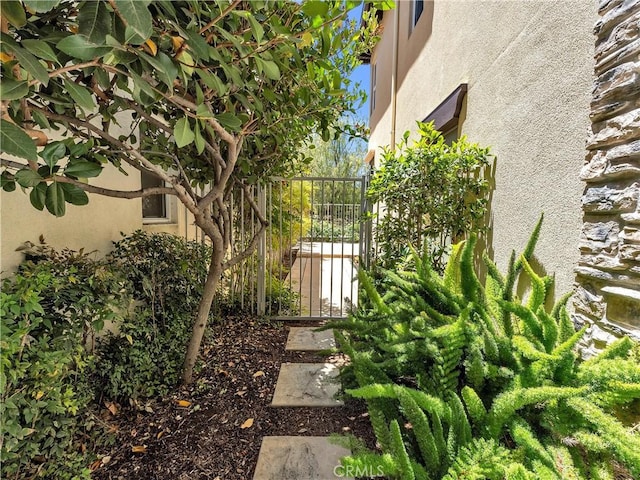 5637 Como Cir, Woodland Hills, CA 91367 - view of yard featuring a gate
