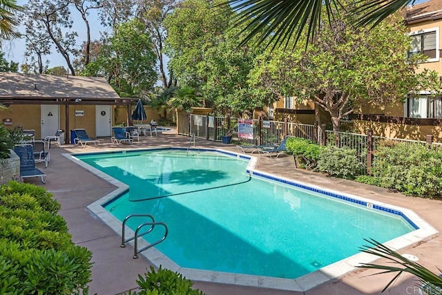 1680 N Coast Highway 101 Unit 36, Encinitas, CA 92024 - community pool with a patio area