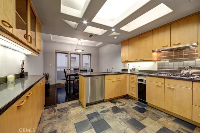 12841 Bloomfield St Unit 103, Studio City, CA 91604 - kitchen featuring stainless steel appliances, a peninsula, dark countertops, under cabinet range hood, and backsplash