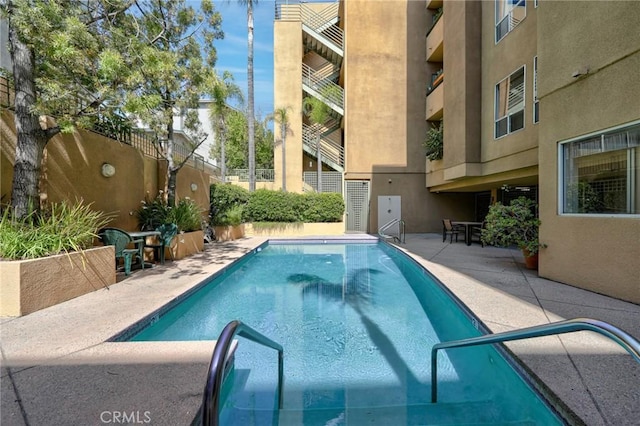 12841 Bloomfield St Unit 103, Studio City, CA 91604 - community pool with a patio area