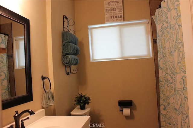 3820 Apache Ave, Bakersfield, CA 93309 - full bathroom with vanity, toilet, and a shower with curtain
