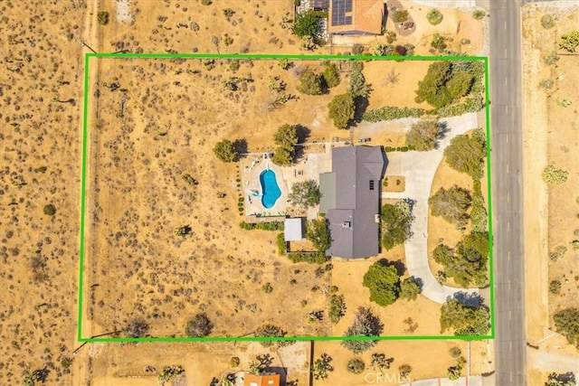 9124 Joshua Ln, Yucca Valley, CA 92284 - aerial view of property and surrounding area featuring property parcel outlined and a pool