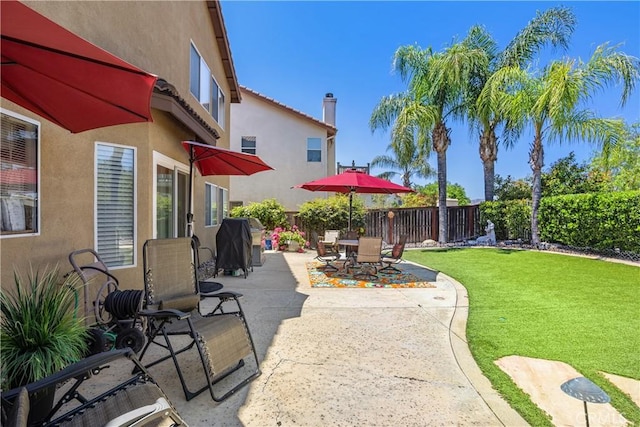 33370 Morning View Dr, Temecula, CA 92592 - fenced backyard with a patio, grilling area, and outdoor dining space