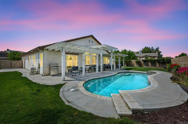 31920 Pasos Pl, Temecula, CA 92591 - back of property with a pergola, a fenced backyard, stucco siding, a patio, and a gate