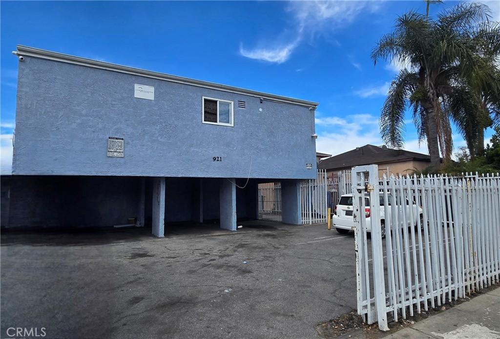921 W 82nd St, Los Angeles, CA 90044 - view of side of home with a carport and stucco siding
