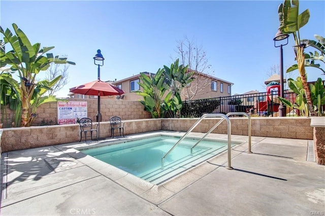 543 Garden Ave, Pomona, CA 91767 - view of swimming pool featuring a hot tub and a swimming pool