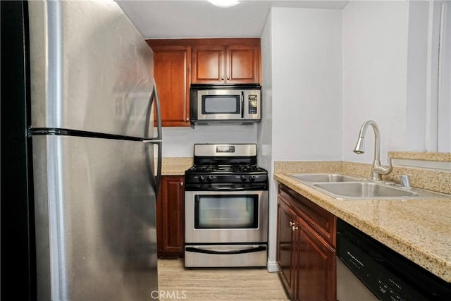 5500 Owensmouth Ave Unit 218, Woodland Hills, CA 91367 - kitchen featuring stainless steel appliances, a sink, light countertops, and light wood-style flooring