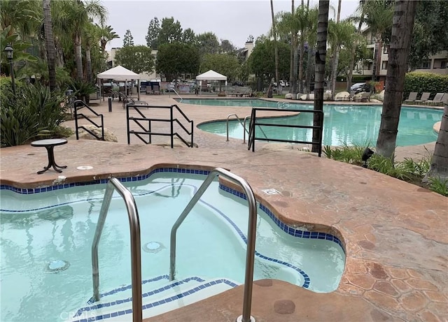 5500 Owensmouth Ave Unit 218, Woodland Hills, CA 91367 - community pool with a gazebo and a patio area
