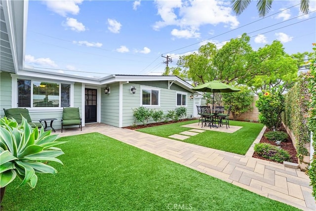 249 Loyola Rd, Costa Mesa, CA 92626 - view of yard with a patio