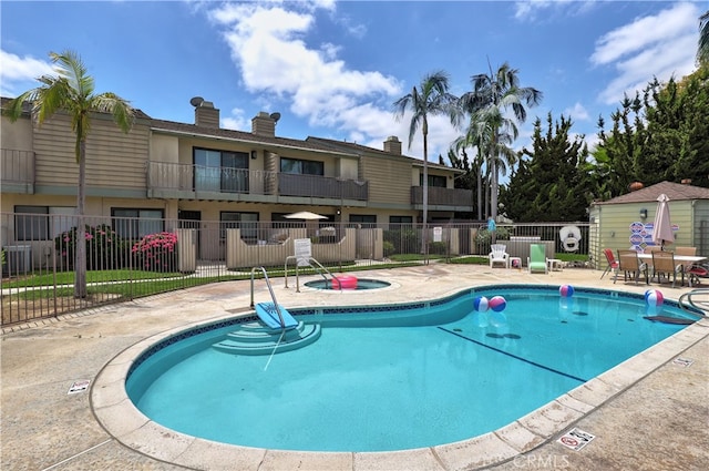7068 Cerritos Ave Unit 16, Stanton, CA 90680 - community pool with a community hot tub and a patio area